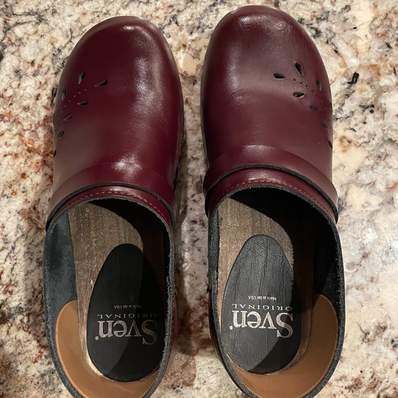 Sven Leaf Punch Closed Back Clogs in Mahogany - Picture 6 of 6